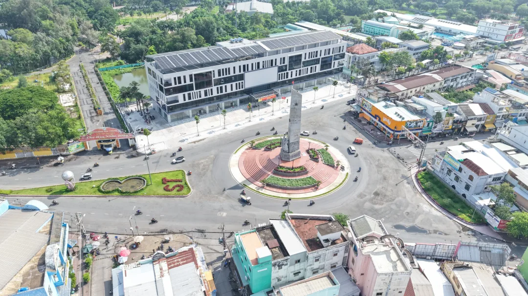 Le Grande Centre bên vòng xoay Tượng đài 3 Cô Gái và Hồ Nước Ngọt.